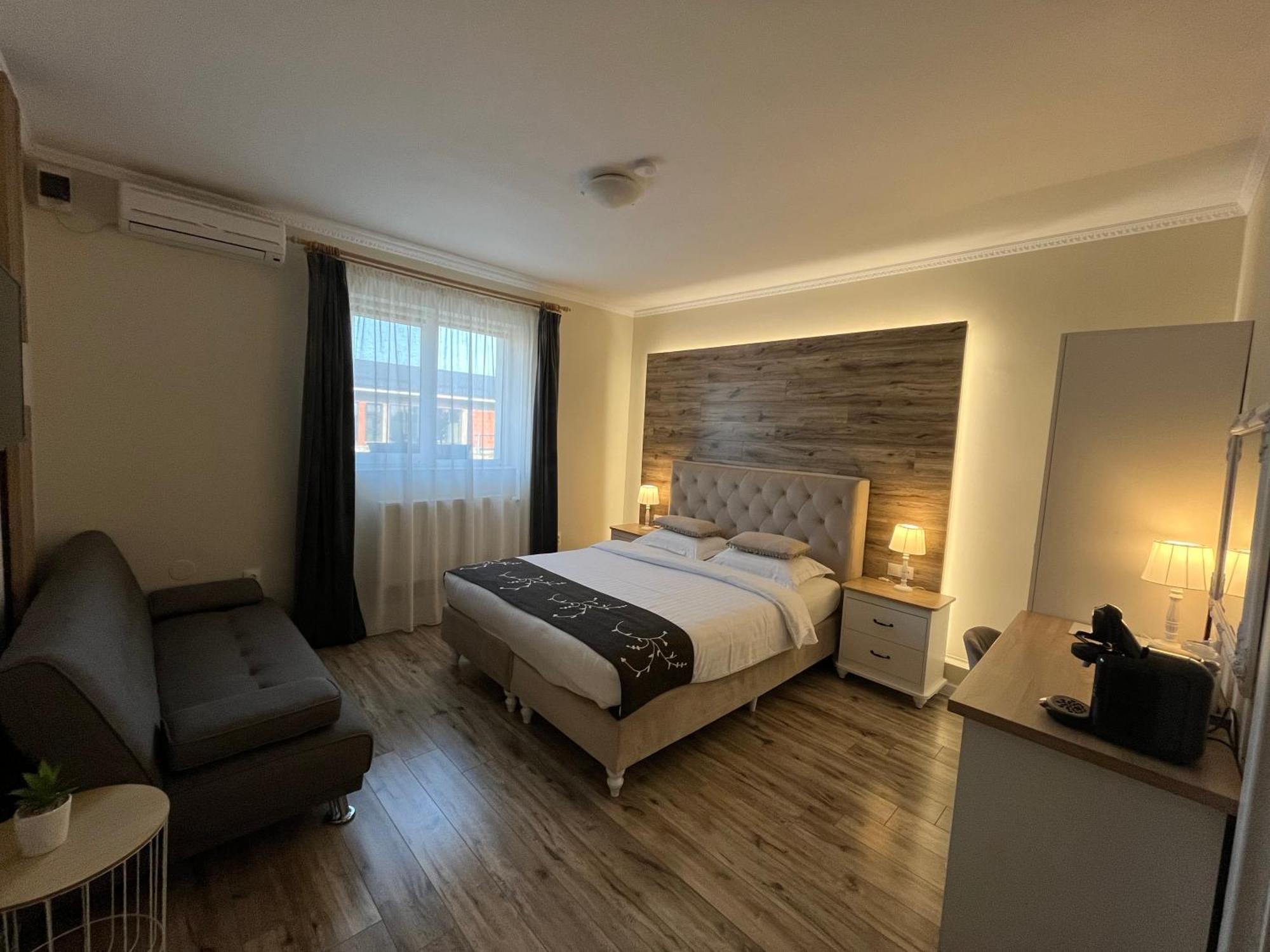 Noble House Oradea Hotel Ngoại thất bức ảnh