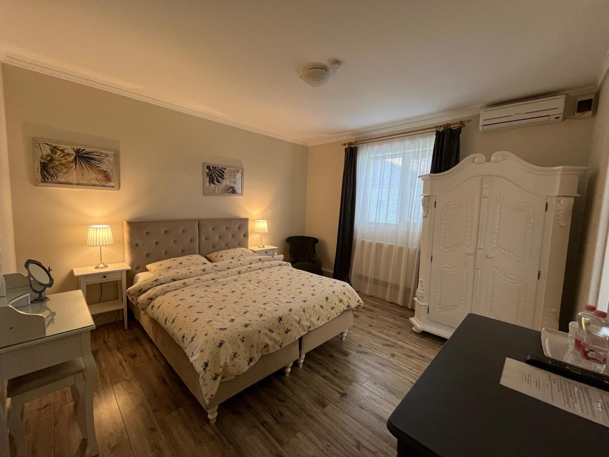 Noble House Oradea Hotel Ngoại thất bức ảnh